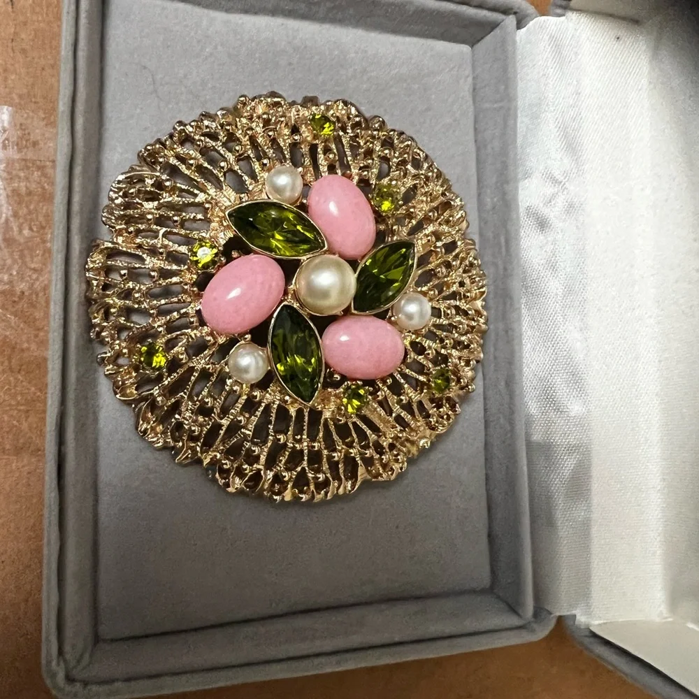 Elegant Gold and Pink Brooch with Green Accents by Sarah Coventry - Picture 4 of 12